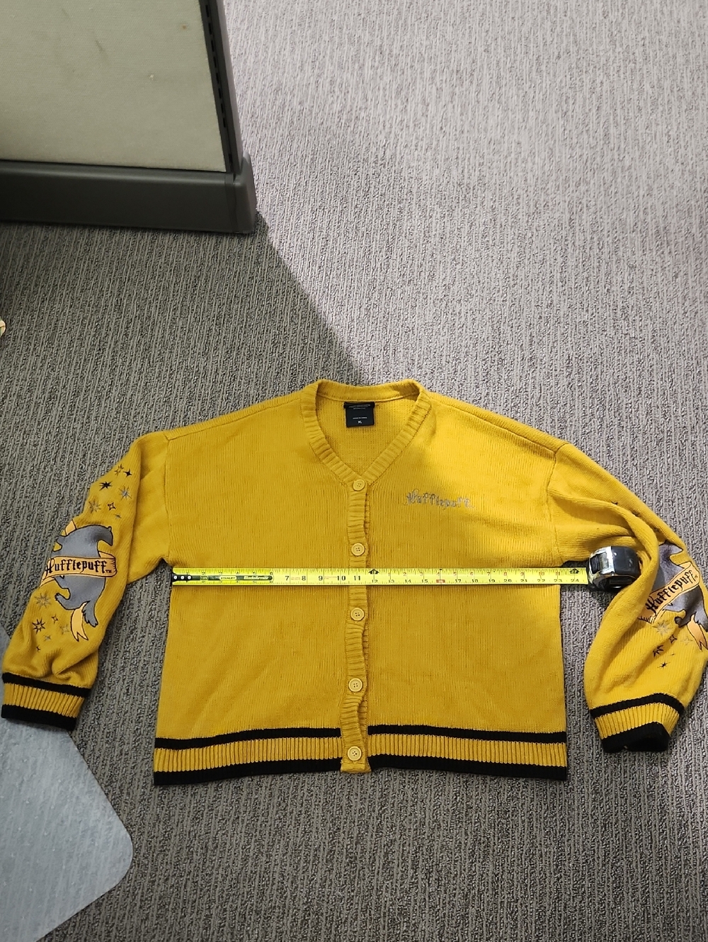Wizarding World Harry Potter Hufflepuff Sweater Size XL - Picture 10 of 13